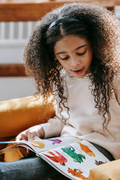 La comprensión lectora se fortalece cuando los estudiantes cuentan con acceso a libros, docentes preparados y entornos que fomentan el hábito de leer desde la infancia