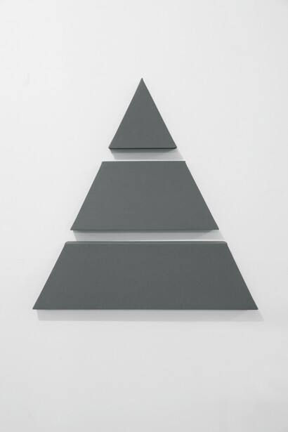 07_Da vicino_A arte Invernizzi_2016,Alan Charlton, Triangle in 3 Parts, 2016 Acrilico su tela, 76,5x76,5 cm. Courtesy A arte Invernizzi, Milano Foto Bruno Bani, Milano