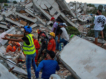 Miembros del equipo de rescate trabajan entre los escombros de La Guaira, Venezuela, junio de 2026