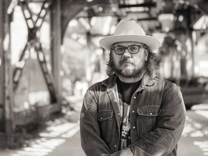 La arquitectura musical del grupo —con solos impredecibles de Nels Cline, una base rítmica elegante y arreglos detallistas— revela una madurez artística que trasciende los géneros y las modas