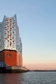 Die Elbphilharmonie mit dem alten Fundament des Kaispeichers A