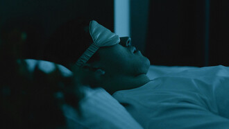 A paralisia do sono é uma experiência assustadora em que a pessoa fica consciente, mas incapaz de se mover ou falar, sentindo um peso no peito e muitas vezes acompanhada de alucinações. Embora pareça sobrenatural, tem explicações científicas