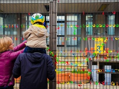 La población de Como ha iniciado una curiosa protesta contra las obras, valla incluida, que obstaculizan el paseo de la ciudad