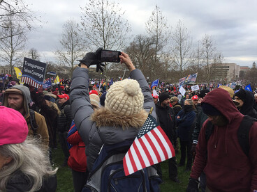 Multitud de partidarios de Trump marchando el 6 de enero de 2021 hacia el Capitolio de los Estados Unidos 
