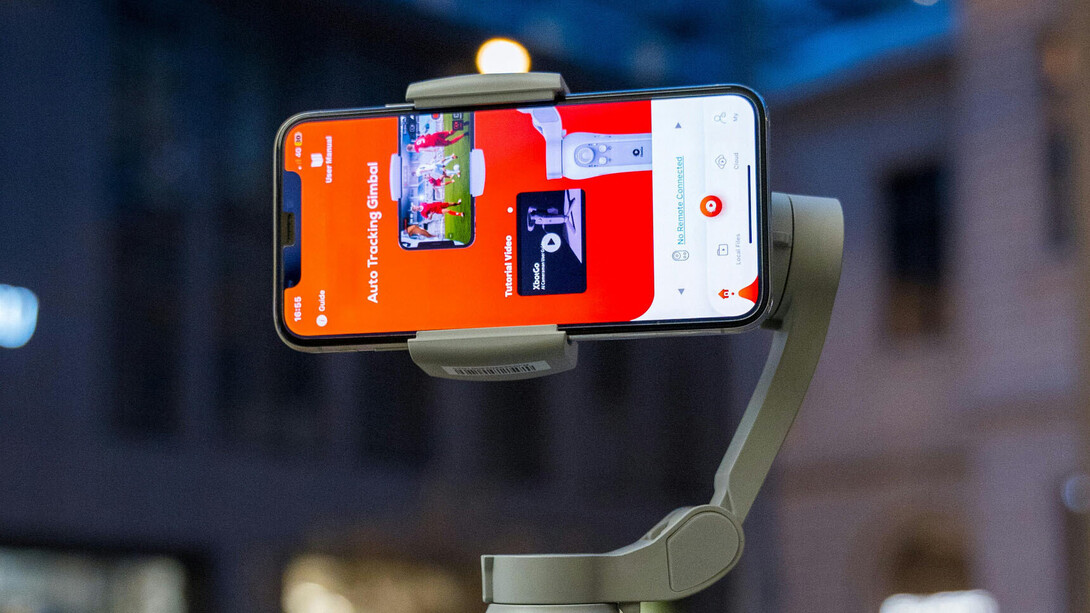 Gimble ultrasônico acoplado a celular em feira de tecnologia