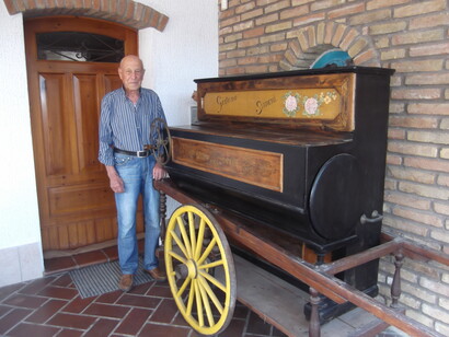 Girolamo Guerrini e una viôla realizzata da Gaetano Simoni 