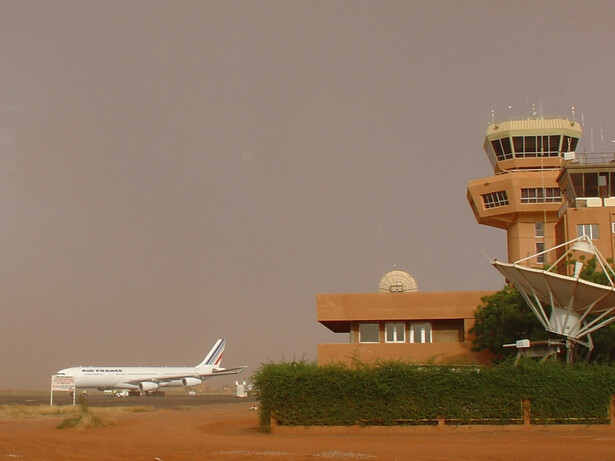 Une tempête de mousson s’abat sur l’aéroport de Niamey, capitale du Niger, tandis qu’un A340 d’Air France demeure sur le tarmac. Site du second déploiement de l’installation mobile ARM (AMF), novembre 2005