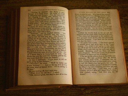 Livro aberto. Aristóteles trata dos gêneros da época dele, a epopeia, a tragédia e a comédia. Na epopeia e na tragédia, o objeto da representação são ações de personagens melhores que o homem comum; na comédia representam-se ações de personagens piores que o homem comum