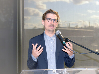 Jon Rafman es un artista, cineasta y ensayista canadiense. Su trabajo se centra en el impacto emocional, social y existencial de la tecnología en la vida contemporánea