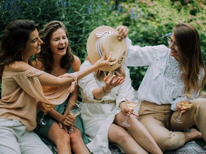 Por outro lado, segundo o constatado pelo estudo sobre o “florescer” , a participação em atividade sociais presenciais, sejam elas cívicas ou religiosas, mostrou-se como um dos aspectos positivos mais importantes para a percepção sobre o viver bem e o florescer de cada pessoa