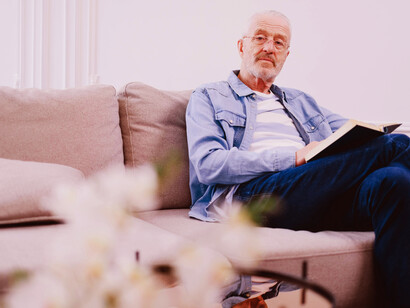 Uomo legge un libro. Migliora la tua memoria: scopri come la lettura può rafforzare le tue capacità mnemoniche