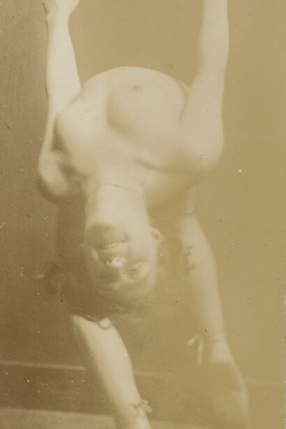 François-Rupert Carabin (1862-1932), Femme nue penchée en arrière, tenant une barre, visage et poitrine de face, entre 1895 et 1910, Aristotype, 9 x 4,5 cm, Paris, musée d’Orsay, PHO 1992 15 1 275, © Musée d’Orsay, dist. RMN-Grand Palais / Alexis Brandt