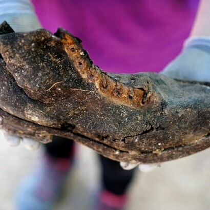 Voluntarios de la Asociación para la Recuperación de la Memoria Histórica en el cementerio del Carmen