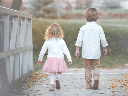 Niña y niño caminando. El amor fraternal es uno de los más legendarios, más duraderos, más auténticos