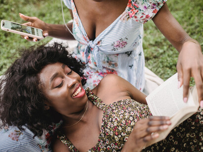 Amigas juntas em um parque para compartilhar suas leituras favoritas
