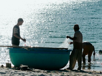 Pescatori a riva con le reti: "Avevano corpi lisci... dai quali spuntavano due specie di tentacoli semi rigidi... con le quali quelle creature misteriose trafficavano con le reti"