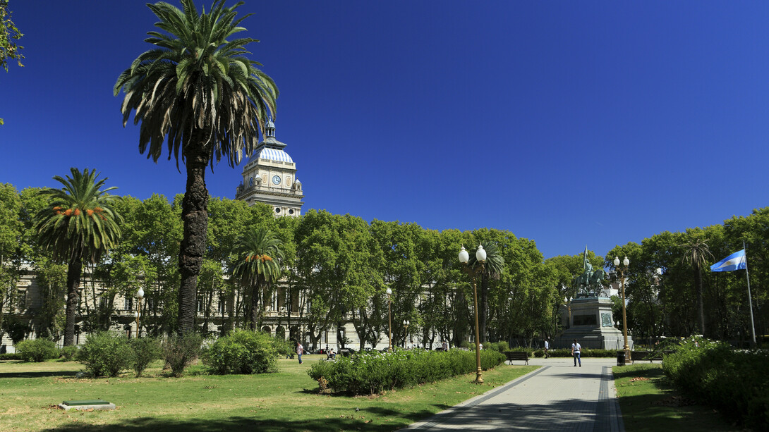 Rosario, Plaza San Martín, la ciudad está ubicada en la margen occidental del río Paraná, parte de la hidrovía Paraná-Paraguay, sobre el que está enclavado un puerto de 140 hectáreas, cerca del 70% de la producción de cereales del país se exporta a través de su puerto. ​El Gran Rosario generaba hasta 2015 el primer PBI per cápita de Argentina y el segundo de Latinoamérica luego de Brasilia