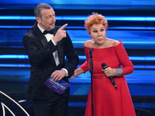 Ornella Vanoni affiancata da Amadeus al Festival di Sanremo 2023