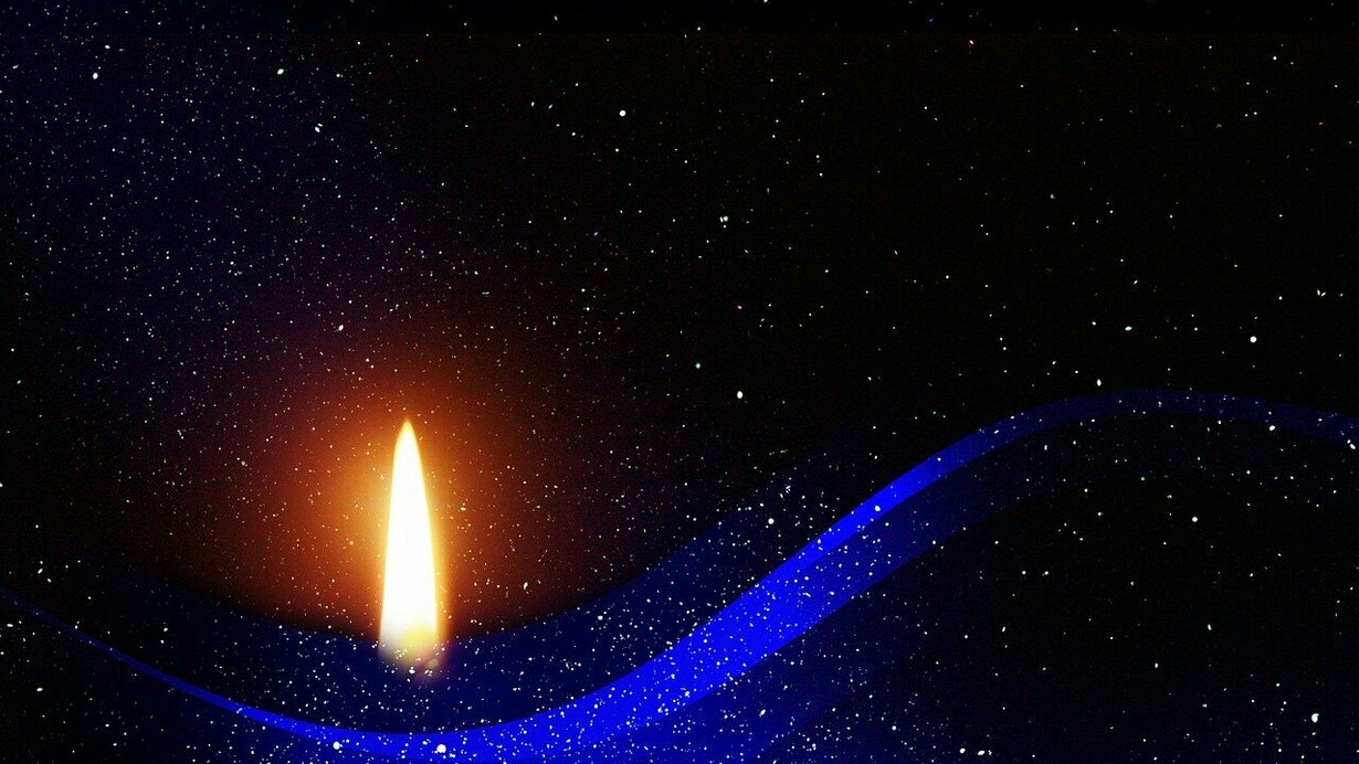 Luce del Natale. Quel riconnetterci a quell’esplosione di luce significa ri-nascere sempre. È il nostro continuo Natale del corpo attraverso l’anima. È l’evoluzione spirituale che ci connette al Creatore di tutto ciò che È. Alla Madre di tutte le Madri