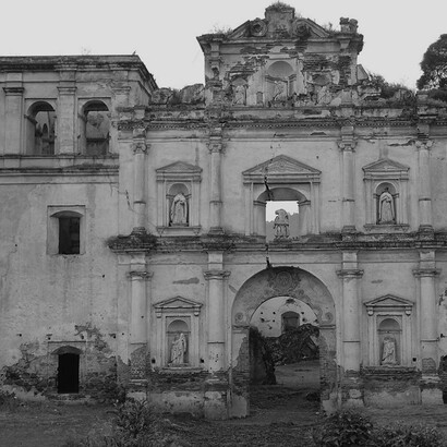 Esos adoquines eran la imagen de los pliegues de la geografía guatemalteca, llena de accidentes, repleta de insinuaciones. Antigua, Guatemala