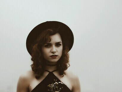 Le fait de ne pas être accepté pour ce que l'on est, mais pour ce que l'on doit ou devrait être, structure la division, la partialité, la fragmentation