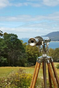 Eaglehawk Neck, na Austrália. Apesar de sua enorme diversidade, a fauna da Austrália sofreu um duro golpe a cerca de 50.000 anos atrás, ainda que não se saiba ao certo o motivo, a data coincide com a chegada dos primeiros seres humanos ao continente, portanto a competição com os recém-chegados exploradores pode ter sido fatal. Os grandes animais foram desaparecendo em pouco tempo, os humanos trouxeram junto deles os dingos, predadores da família dos cães que ajudaram a prejudicar a fauna local, eventualmente substituindo os lobos-da-tasmânia como caçadores de cangurus