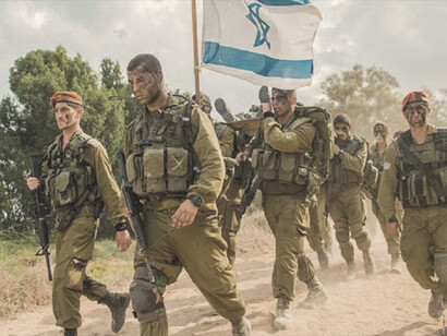 Grupo de soldados marchan con la bandera de Israel