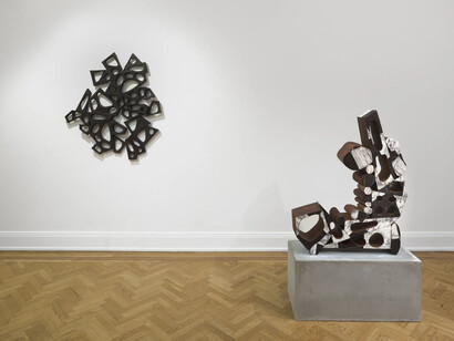 Mel Kendrick, Tilt, exhibition view. Courtesy of David Nolan Gallery 