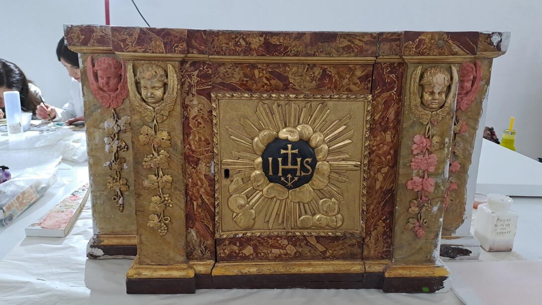 Roma, Italia. Ostensorio con sportello in legno dorato e tarsie lignee, XIX secolo, della Basilica di San Vitale al Quirinale durante i restauri effettuati nel 2024 dagli allievi dell’Istituto Restauro Roma, ph. Roberto Luciani