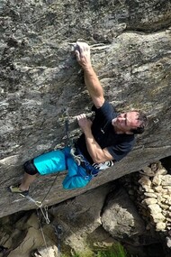  Germán escalando la vía 7c «Hermanos Maraca» en Castillo de Bayuela (Toledo)