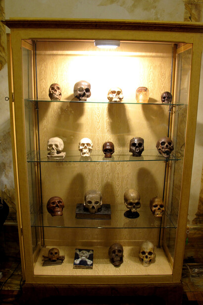Parte di una collezione di vanitas in materiali vari: legno, avorio, ceramica, pietra dura, terracotta… secc. XVII – XX
