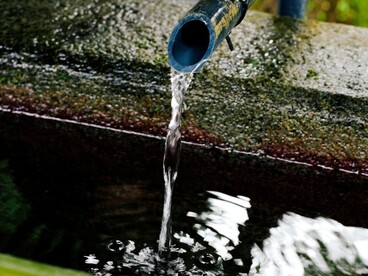 La guerra dell’acqua è una violenza silenziosa che non esplode, ma prosciuga lentamente vita, salute e dignità