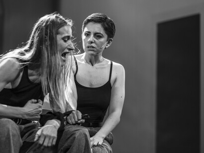 Rappresentazione scenica della rivisitazione di 'Otello' a cura di Andrea Baracco: la guerra esplode fra gli umori dei corpi psichici