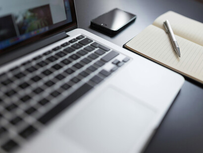 Aunque la IA no reemplaza el rigor académico, complementa el aprendizaje al ofrecer respuestas rápidas y facilitar la investigación, exigiendo a los usuarios desarrollar criterio para validar la información obtenida