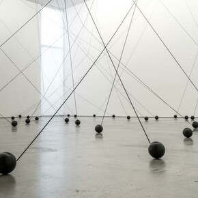 Magdalena Fernández, 2i000.017, 2017. Iron spheres with black elastic cord, variable dimensions
© Peter Molick