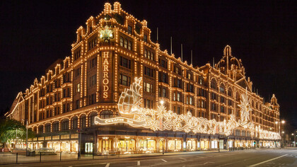 Fachada de los almacenes Harrods con la decoración de «The Fabulous World of Dior», Londres, Reino Unido