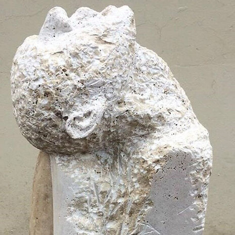 “Crónica del despojo”, de Cristián Gavarrete. Talla directa en mármol expuesta en la Galería Nacional de Arte de Honduras