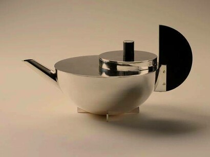 Marianne Brandt, Teiera in lamiera d'ottone e legno