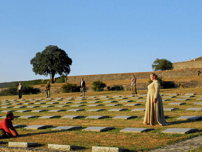 Nel prato, fra le lapidi, una scena de "I Persiani" di Eschilo (ph Archivio Zeta, 2003)