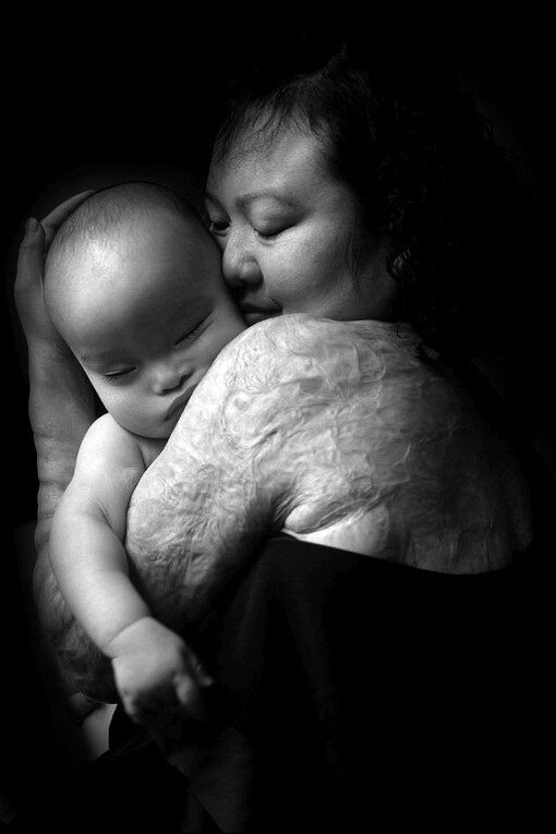 Kim Phuc con su hijo Thomas. Cortesía: Rubén Darío Arenas