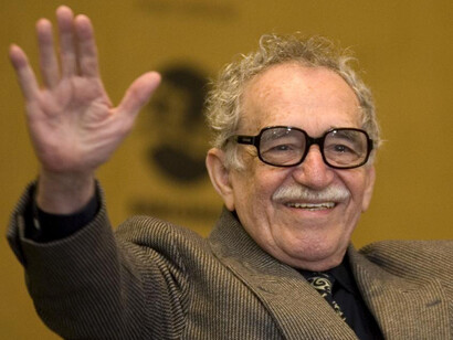 Gabriel García Márquez saluda al público tras una conferencia