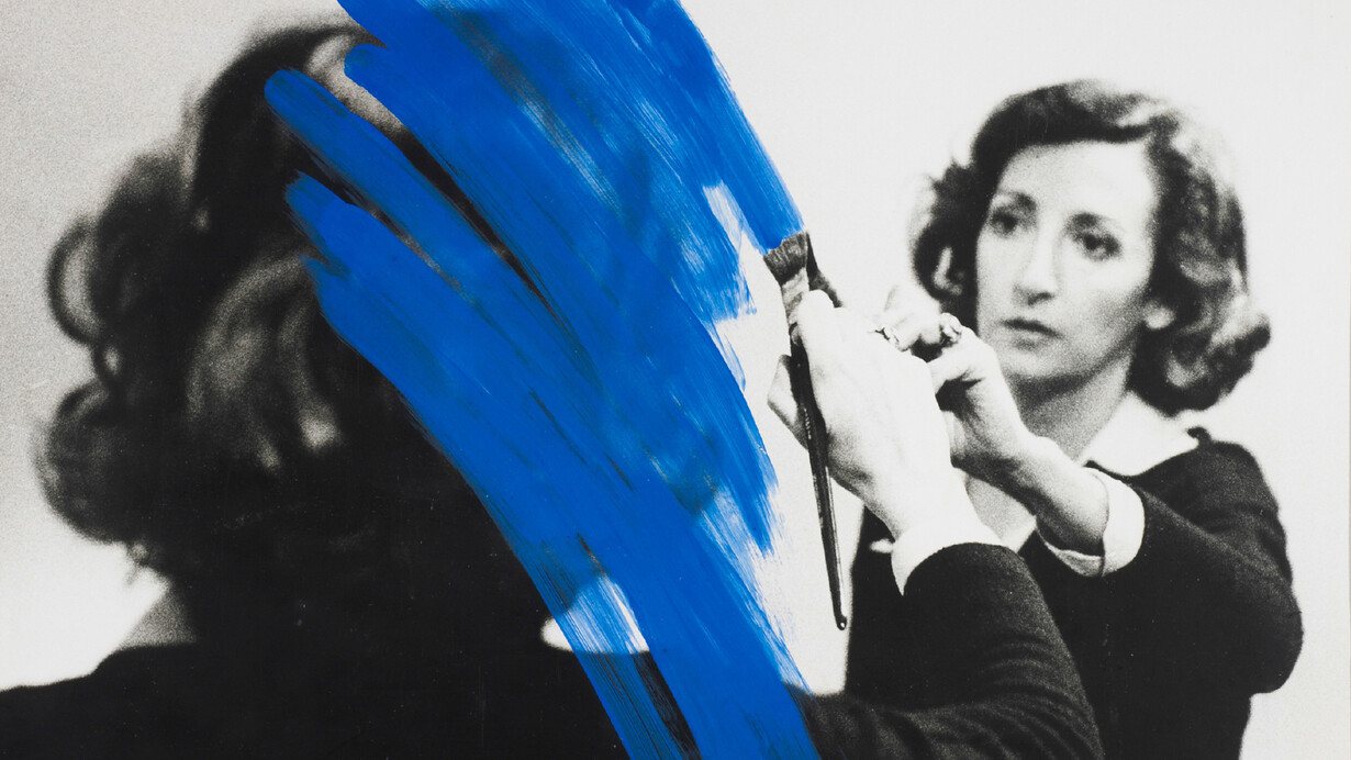 Helena Almeida, Pintura habitada [Peinture habitée], 1975, Acrylique sur photographie, 46 x 50 cm. Collection Fundação de Serralves – Museu de Arte Contemporânea, Porto. Foto Filipe Braga. © Fundação de Serralves, Po