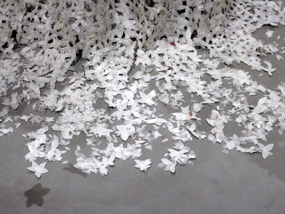 Il mantello della regina delle nevi, 2014. Carta, perline, filo
metallico, dimensioni variabili
(h. 200 cm circa). Ph. Piier. Courtesy Galleria Continua, San Gimignano / Beijing / Les Moulins