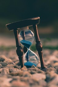 La vida no siempre sigue los tiempos que otros imponen; cada uno construye su propio camino y ritmo
