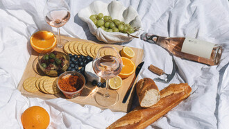 Un festin léger mais raffiné, tout comme une version moderne du coq au vin qui peut se réinventer tout en préservant son essence