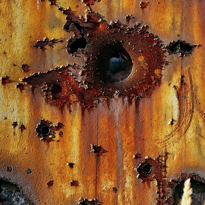 Le zone di guerra sono spesso caratterizzate da distruzione diffusa di infrastrutture, con gravi conseguenze per la popolazione civile