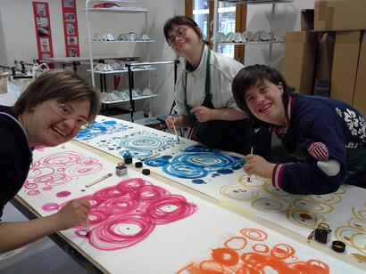 Giovani al lavoro per il progetto di design tessile