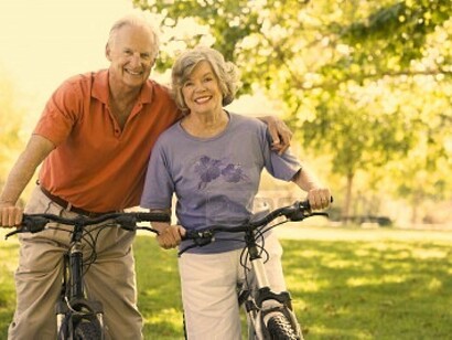 Una pareja de ancianos en bicicleta