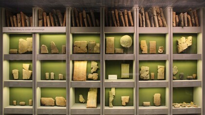 La Biblioteca Reale di Ashurbanipal conservata al British Museum, Londra, UK. I resti sono stati rinvenuti presso il sito archeologico di Kouyunjik, nell'attuale Iraq. Sulla scaffalatura si può leggere la frase "La prima biblioteca a contenere tutta la conoscenza"