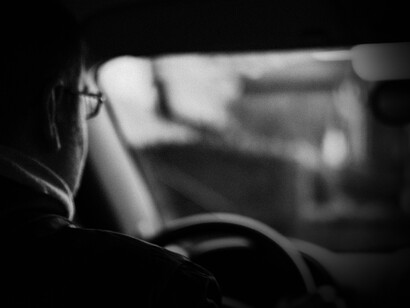 Hombre manejando su auto